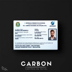 Carteira ANAC (CHT) feita em aço inoxidável com impressão colorida, alternativa durável à versão em PVC.